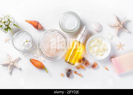 Cosmetici spa su sfondo grigio chiaro da vicino. Foto Stock