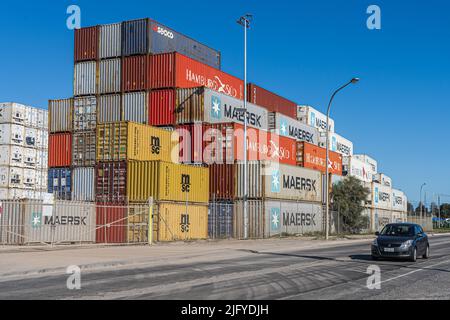 Adelaide Australia, 6 luglio 2022 . Contenitori di carico con il logo delle compagnie di spedizione impilate a Port Adelaide. Un nuovo rapporto della Banca Mondiale sull'impatto della guerra in Ucraina sul commercio e gli investimenti globali mostra che il commercio mondiale scenderà dell'1 per cento causando interruzioni a livello mondiale del commercio e degli investimenti che frenano la crescita nei paesi in via di sviluppo e aumentano le pressioni sui prezzi per i consumatori. Credit. amer Ghazzal/Alamy Live News Foto Stock