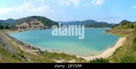 Bellissimo lago Zaovine nel parco nazionale Tara, Serbia Foto Stock