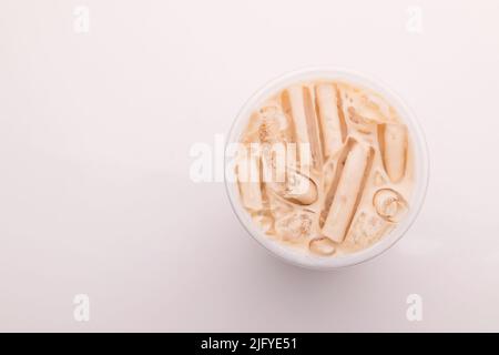 Vista dall'alto: Bolla di tè al latte con ghiaccio in vetro di plastica su sfondo bianco Foto Stock