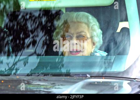 Sandringham, Regno Unito. 05th luglio 2022. La regina Elisabetta II è vista con il suo cavallo da corsa reale sangue e consulente di corse John Warren, essendo guidato intorno alla tenuta di Sandringham. Regina Elisabetta II, Sandringham, Norfolk, Regno Unito, il 5 luglio, Credito 2022: Paul Marriott/Alamy Live News Foto Stock