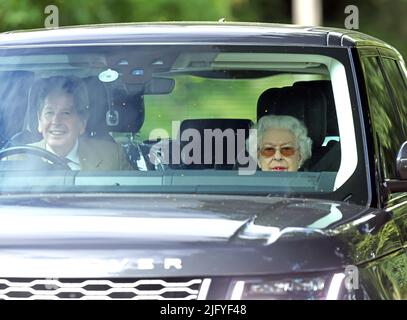 Sandringham, Regno Unito. 05th luglio 2022. La regina Elisabetta II è vista con il suo cavallo da corsa reale sangue e consulente di corse John Warren, essendo guidato intorno alla tenuta di Sandringham. Regina Elisabetta II, Sandringham, Norfolk, Regno Unito, il 5 luglio, Credito 2022: Paul Marriott/Alamy Live News Foto Stock