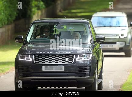 Sandringham, Regno Unito. 05th luglio 2022. La regina Elisabetta II è vista con il suo cavallo da corsa reale sangue e consulente di corse John Warren, essendo guidato intorno alla tenuta di Sandringham. Regina Elisabetta II, Sandringham, Norfolk, Regno Unito, il 5 luglio, Credito 2022: Paul Marriott/Alamy Live News Foto Stock