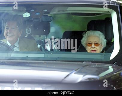 Sandringham, Regno Unito. 05th luglio 2022. La regina Elisabetta II è vista con il suo cavallo da corsa reale sangue e consulente di corse John Warren, essendo guidato intorno alla tenuta di Sandringham. Regina Elisabetta II, Sandringham, Norfolk, Regno Unito, il 5 luglio, Credito 2022: Paul Marriott/Alamy Live News Foto Stock