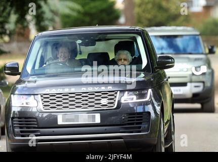 Sandringham, Regno Unito. 05th luglio 2022. La regina Elisabetta II è vista con il suo cavallo da corsa reale sangue e consulente di corse John Warren, essendo guidato intorno alla tenuta di Sandringham. Regina Elisabetta II, Sandringham, Norfolk, Regno Unito, il 5 luglio, Credito 2022: Paul Marriott/Alamy Live News Foto Stock