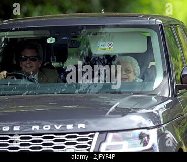 Sandringham, Regno Unito. 05th luglio 2022. La regina Elisabetta II è vista con il suo cavallo da corsa reale sangue e consulente di corse John Warren, essendo guidato intorno alla tenuta di Sandringham. Regina Elisabetta II, Sandringham, Norfolk, Regno Unito, il 5 luglio, Credito 2022: Paul Marriott/Alamy Live News Foto Stock