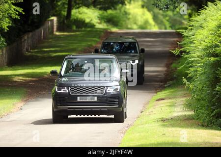 Sandringham, Regno Unito. 05th luglio 2022. La regina Elisabetta II è vista con il suo cavallo da corsa reale sangue e consulente di corse John Warren, essendo guidato intorno alla tenuta di Sandringham. Regina Elisabetta II, Sandringham, Norfolk, Regno Unito, il 5 luglio, Credito 2022: Paul Marriott/Alamy Live News Foto Stock