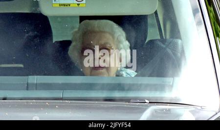 Sandringham, Regno Unito. 05th luglio 2022. La regina Elisabetta II è vista con il suo cavallo da corsa reale sangue e consulente di corse John Warren, essendo guidato intorno alla tenuta di Sandringham. Regina Elisabetta II, Sandringham, Norfolk, Regno Unito, il 5 luglio, Credito 2022: Paul Marriott/Alamy Live News Foto Stock