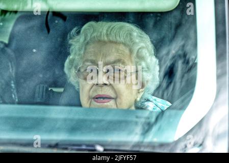 Sandringham, Regno Unito. 05th luglio 2022. La regina Elisabetta II è vista con il suo cavallo da corsa reale sangue e consulente di corse John Warren, essendo guidato intorno alla tenuta di Sandringham. Regina Elisabetta II, Sandringham, Norfolk, Regno Unito, il 5 luglio, Credito 2022: Paul Marriott/Alamy Live News Foto Stock