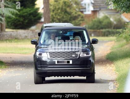 Sandringham, Regno Unito. 05th luglio 2022. La regina Elisabetta II è vista con il suo cavallo da corsa reale sangue e consulente di corse John Warren, essendo guidato intorno alla tenuta di Sandringham. Regina Elisabetta II, Sandringham, Norfolk, Regno Unito, il 5 luglio, Credito 2022: Paul Marriott/Alamy Live News Foto Stock