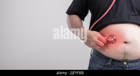 Medical Check up concetto: Grasso persone che tiene rosso medico stetoscopio per controllare la sua salute e il corpo. Studio girato su sfondo grigio Foto Stock