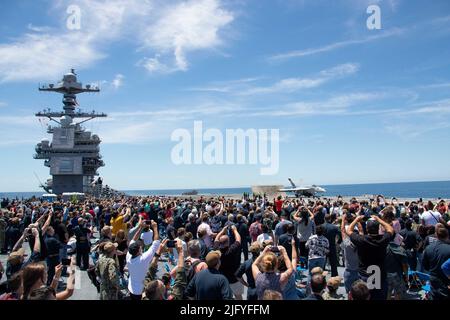 USA. 25th giugno 2022. I marinai e le loro famiglie e i loro amici osservano il lancio della USS Gerald R. Ford (CVN 78) 01th dal ponte di volo, 25 giugno 2022. Amici e familiari sono stati invitati a bordo di Ford per vivere una giornata nella vita di un marinaio in mare di prima mano. Credit: U.S. Navy/ZUMA Press Wire Service/ZUMAPRESS.com/Alamy Live News Foto Stock