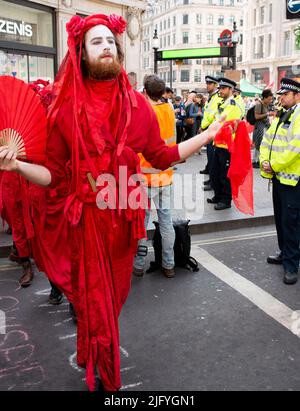 Parata della Brigata Rossa alla manifestazione della ribellione dell'estinzione, Oxford Circus, Londra, per protestare contro il crollo climatico mondiale e il crollo ecologico. Foto Stock