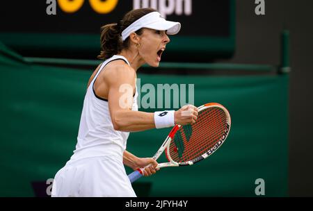 Alize Cornet di Francia in azione contro Ajla Tomljanovic d'Australia durante il quarto round dei campionati di Wimbledon 2022, torneo di tennis Grand Slam il 4 luglio 2022 presso l'All England Lawn Tennis Club di Wimbledon vicino Londra, Inghilterra - Foto: Rob Prange/DPPI/LiveMedia Foto Stock