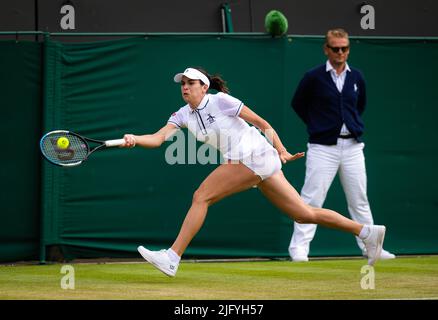 Ajla Tomljanovic di Australia in azione contro Alize Cornet di Francia durante il quarto round del Wimbledon Championships 2022, torneo di tennis Grand Slam il 4 luglio 2022 presso All England Lawn Tennis Club a Wimbledon vicino Londra, Inghilterra - Foto: Rob Prange/DPPI/LiveMedia Foto Stock