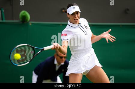 Ajla Tomljanovic di Australia in azione contro Alize Cornet di Francia durante il quarto round del Wimbledon Championships 2022, torneo di tennis Grand Slam il 4 luglio 2022 presso All England Lawn Tennis Club a Wimbledon vicino Londra, Inghilterra - Foto: Rob Prange/DPPI/LiveMedia Foto Stock