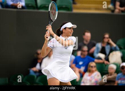 Ajla Tomljanovic di Australia in azione contro Alize Cornet di Francia durante il quarto round del Wimbledon Championships 2022, torneo di tennis Grand Slam il 4 luglio 2022 presso All England Lawn Tennis Club a Wimbledon vicino Londra, Inghilterra - Foto: Rob Prange/DPPI/LiveMedia Foto Stock