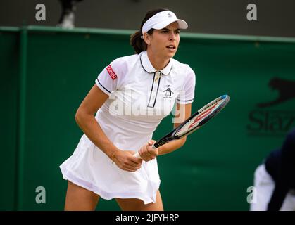 Ajla Tomljanovic di Australia in azione contro Alize Cornet di Francia durante il quarto round del Wimbledon Championships 2022, torneo di tennis Grand Slam il 4 luglio 2022 presso All England Lawn Tennis Club a Wimbledon vicino Londra, Inghilterra - Foto: Rob Prange/DPPI/LiveMedia Foto Stock