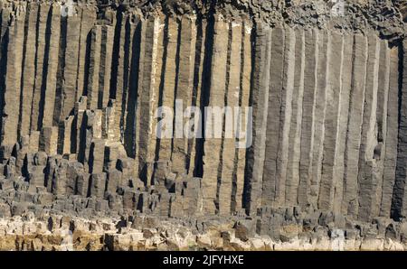 Scogliera di colonne di basalto, isola di Staffa, Ebridi interne Foto Stock