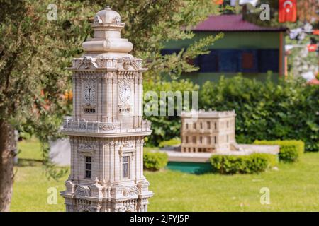 30 maggio 2022, Antalya, Turchia: Torre dell'orologio Dolmabahce con architettura turca sotto forma di modelli di dimensioni ridotte nel Parco in miniatura Dokuma Foto Stock