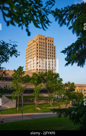 Il North Dakota state Capitol, qui raffigurato dalla Capitol Grounds Native Prairie a Bismarck, è una torre Art Deco a 21 piani che è la più alta ha Foto Stock