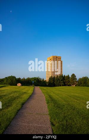 Il North Dakota state Capitol, qui raffigurato dalla Capitol Grounds Native Prairie a Bismarck, è una torre Art Deco a 21 piani che è la più alta ha Foto Stock