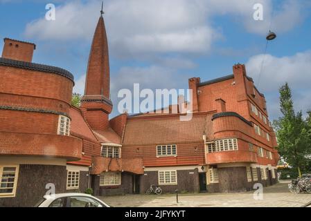 Amsterdam, Paesi Bassi. Giugno 2022. Complesso residenziale costruito nello stile architettonico della Scuola di Amsterdam. Foto di alta qualità Foto Stock