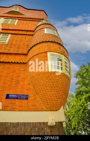 Amsterdam, Paesi Bassi. Giugno 2022. Complesso residenziale costruito nello stile architettonico della Scuola di Amsterdam. Foto di alta qualità Foto Stock