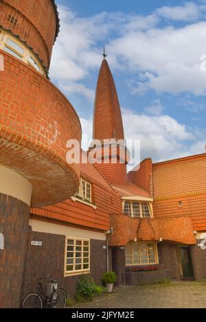 Amsterdam, Paesi Bassi. Giugno 2022. Complesso residenziale costruito nello stile architettonico della Scuola di Amsterdam. Foto di alta qualità Foto Stock