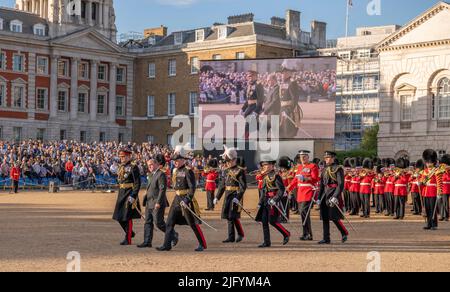 Horse Guards Parade, Londra, Regno Unito. 5 luglio 2022. Lo spettacolare Musical militare 2022 dell'esercito britannico riunisce le bande massaggiate di fama mondiale della Household Division on Horse Guards Parade per celebrare la Regina e il Commonwealth nel suo anno del Giubileo del platino. Il Segretario di Stato per la Difesa ben Wallace MP arriva come ospite VIP con il Capo del Generale Personale, generale Sir Patrick Sanders (a sinistra). Credit: Malcolm Park/Alamy Live News Foto Stock