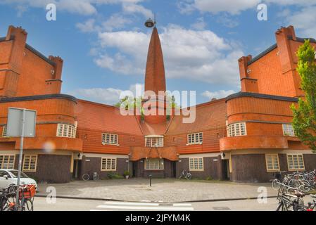 Amsterdam, Paesi Bassi. Giugno 2022. Complesso residenziale costruito nello stile architettonico della Scuola di Amsterdam. Foto di alta qualità Foto Stock