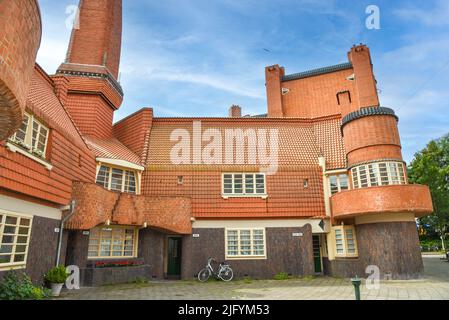 Amsterdam, Paesi Bassi. Giugno 2022. Complesso residenziale costruito nello stile architettonico della Scuola di Amsterdam. Foto di alta qualità Foto Stock