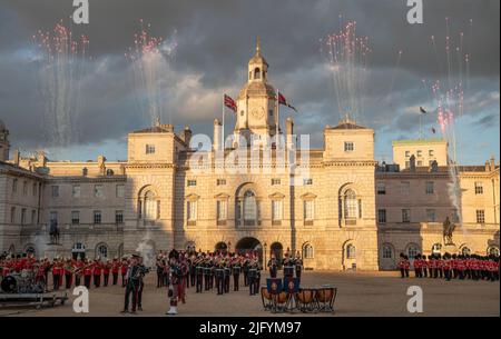 Horse Guards Parade, Londra, Regno Unito. 5 luglio 2022. Una mostra di fuochi d'artificio sopra gli edifici delle Guardie Cavallo durante il Musical militare dell'esercito britannico Spectacular 2022 che riunisce le bande massaggiate di fama mondiale della Household Division sulla parata delle Guardie Cavallo per celebrare la Regina e il Commonwealth nel suo anno del Giubileo del platino. Credit: Malcolm Park/Alamy Live News Foto Stock