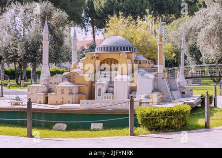 30 maggio 2022, Antalya, Turchia: Copia in miniatura di Hagia Sophia nel Parco di Dokuma. Viaggi e attrazioni religiose di Turkiye Foto Stock