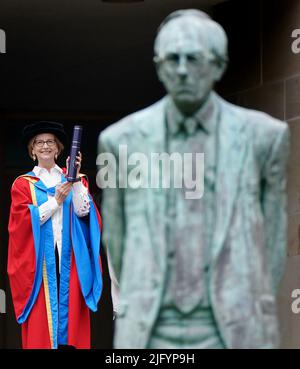 Ex primo ministro australiano Julia Gillard con la statua dell'ex leader del lavoro scozzese e primo ministro scozzese Donald Dewar in primo piano dopo aver ricevuto un dottore di leggi (LLD) dall'Università caledoniana di Glasgow, Una laurea onoraria in riconoscimento del suo straordinario impegno per il progresso della parità di genere e l'accesso all'istruzione, dopo una cerimonia alla Royal Concert Hall di Glasgow. Data foto: Mercoledì 6 luglio 2022. Foto Stock