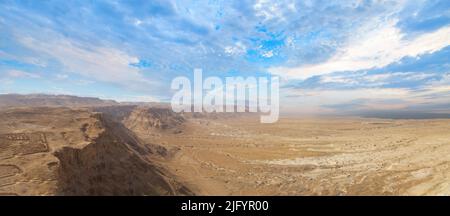 Israele viste panoramiche dalla fortezza di Masada nel Parco Nazionale nel deserto giudaico di Negev vicino al Mar Morto. Foto Stock