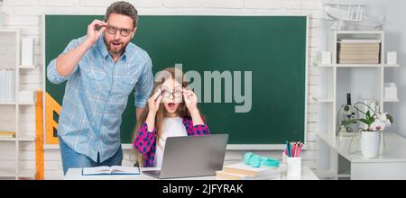 Padre e figlia a scuola, insegnante e alunno banner. Sorpresi papà e figlia vicino al clackboard. Ritorno a scuola. Educazione infantile. Foto Stock