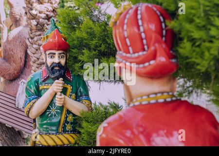 30 maggio 2022, Antalya, Turchia: Statua dei personaggi turchi nel parco. Fiaba e magia per i bambini Foto Stock