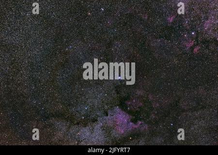 Costellazione della regione di Cygnus, Deneb e Sadr. Nebulosa Pelican e Nord America al centro della Via Lattea. Cielo notturno stelle sfondo grafico Foto Stock