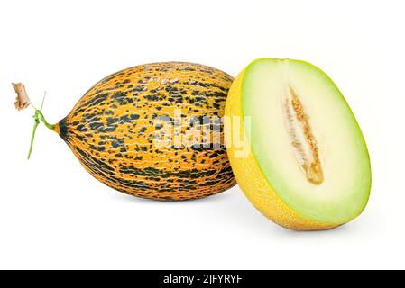 Melone ovale tagliato di diverse varietà isolato con sentieri di taglio su sfondo bianco con ombre. Raccolta gustosa e succosa di melone miele Foto Stock