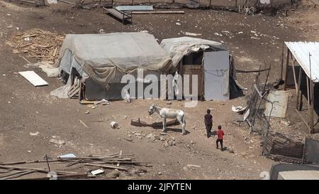 Il campo di Khan al-Ahmar della tribù Jahalin Bedouin si trova sul lato della Route 1 (autostrada Gerusalemme-Valle Giordania), essendo una delle numerose comunità palestinesi che si trovano a dover affrontare trasferimenti forzati a causa del piano “E1”, il 5 luglio 2022 in Cisgiordania, Israele. L'amministrazione civile dell'esercito israeliano, Che autorizza i lavori di costruzione in Cisgiordania, terrà un'audizione su un controverso piano abitativo di 3.414 unità per la striscia di terra conosciuta come e-1 della vicina comunità israeliana Ma'ale Adumim che i critici sostengono sia essenziale per un futuro Stato palestinese. Foto Stock