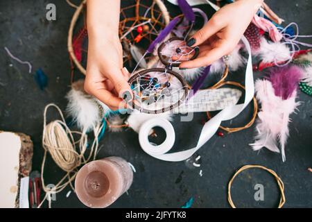 Donna fa Dreamcatcher di accessori da cucire. Foto Stock