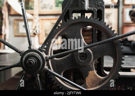 Primo piano del vecchio mandrino arrugginito e dell'ingranaggio Foto Stock