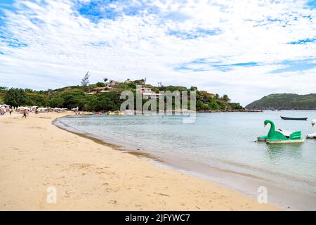 SPIAGGIA DI FERRADURA, BUZIOS, RIO DE JANEIRO, BRASILE - 20 MARZO 2016: Vista panoramica della spiaggia di Ferradura in una giornata di bellezza. Foto Stock