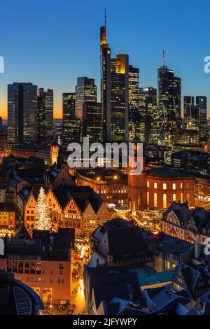 Vista dalla Cattedrale di Kaiserdom di San Bartolomeo su Romerberg alla Chiesa di Paulskirche e lo skyline di Francoforte sul meno, Assia, Germania, Europa Foto Stock