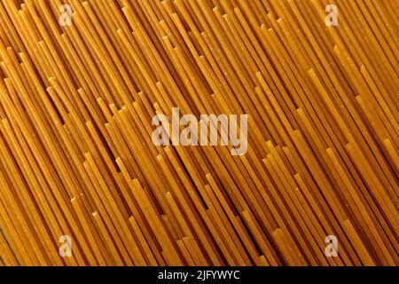 Spaghetti di grano intero, un tipo di pasta a base di grano intero Foto Stock