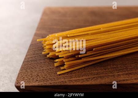 Spaghetti di grano intero, un tipo di pasta a base di grano intero Foto Stock