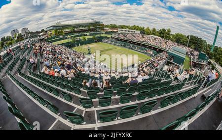 Londra, UK, 5th luglio 2022: Gli spettatori guardano un raddoppio maschile all’All England Lawn Tennis and Croquet Club di Londra. Credit: Frank Molter/Alamy Live news Foto Stock