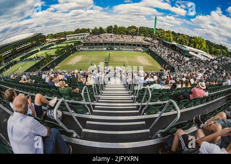 Londra, UK, 5th luglio 2022: Gli spettatori guardano un raddoppio maschile all’All England Lawn Tennis and Croquet Club di Londra. Credit: Frank Molter/Alamy Live news Foto Stock