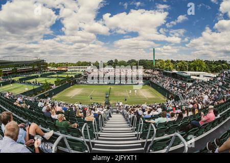 Londra, UK, 5th luglio 2022: Gli spettatori guardano un raddoppio maschile all’All England Lawn Tennis and Croquet Club di Londra. Credit: Frank Molter/Alamy Live news Foto Stock